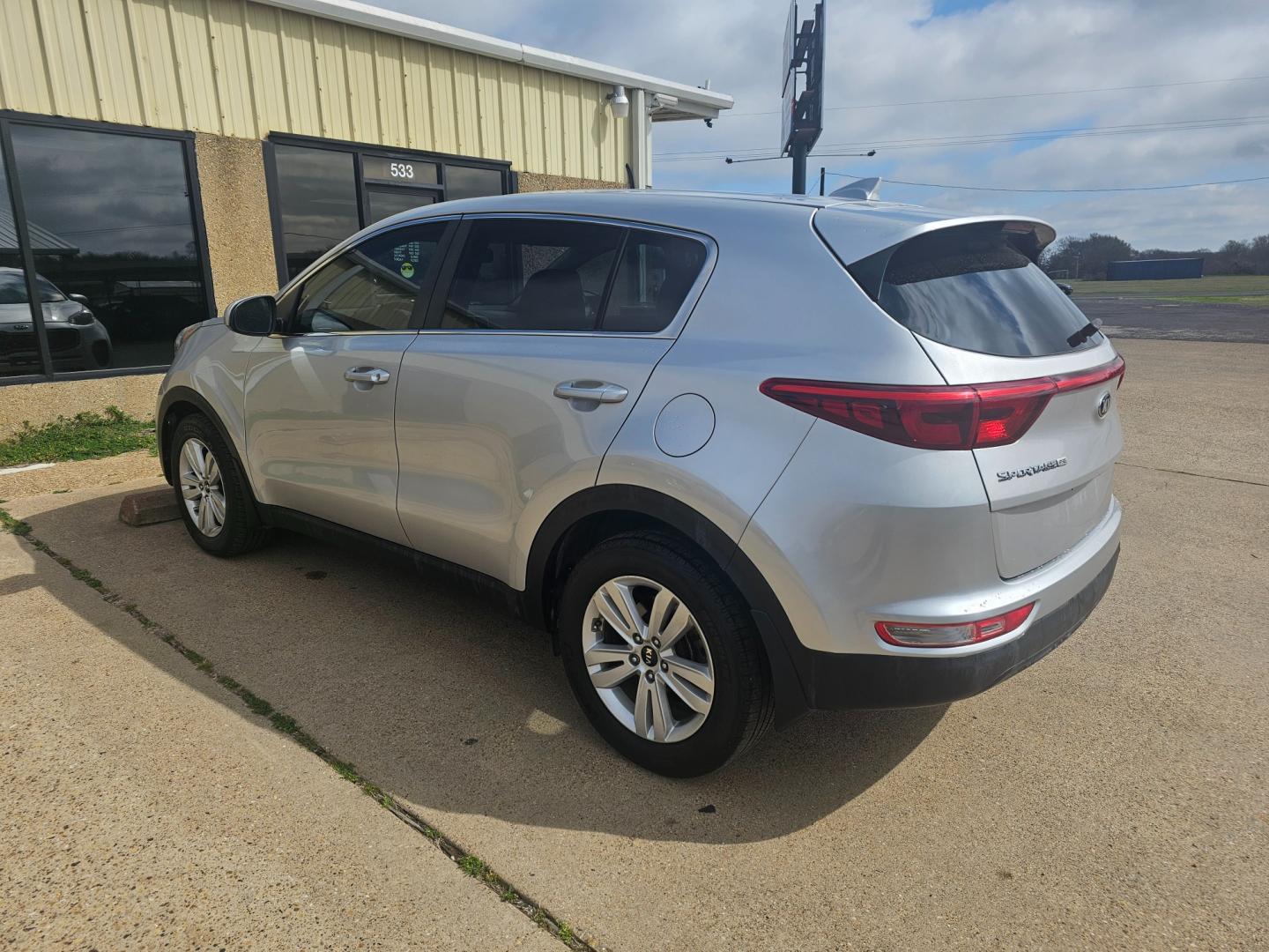 2018 SILVER Kia Sportage LX FWD (KNDPM3AC4J7) with an 2.4L V6 DOHC 24V engine, 6A transmission, located at 533 S Seven Points BLVD, Seven Points, TX, 75143, (430) 255-4030, 32.313999, -96.209351 - Photo#3